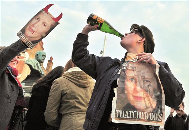 Admirers mourn Margaret Thatcher as opponents party after