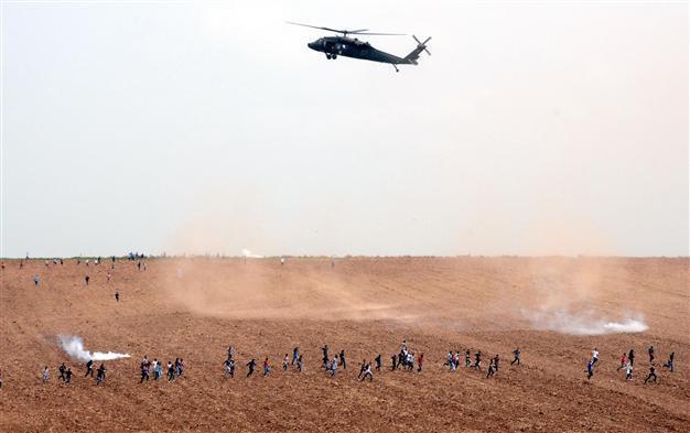 Diyarbakır police drop tear gas from helicopters to quell student clashes