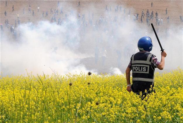 Three stabbed on third day of university brawls in Diyarbakır