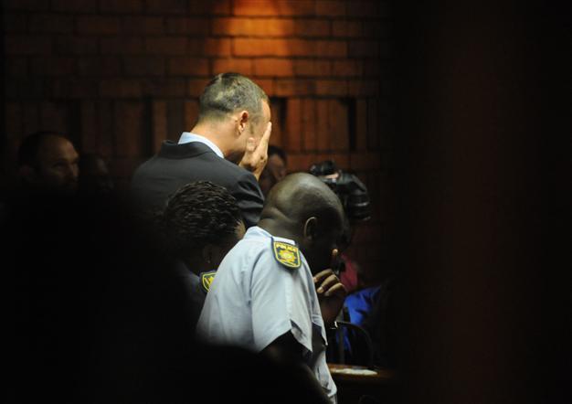 Police find bloodied cricket bat at Pistorius home: report