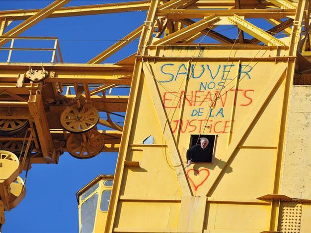 French father occupies crane to publicise custody battle