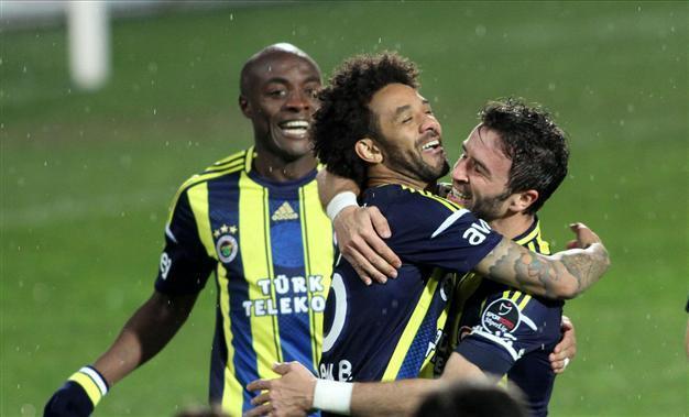 Fenerbahçe dishes out drubbing to sworn rival Trabzonspor