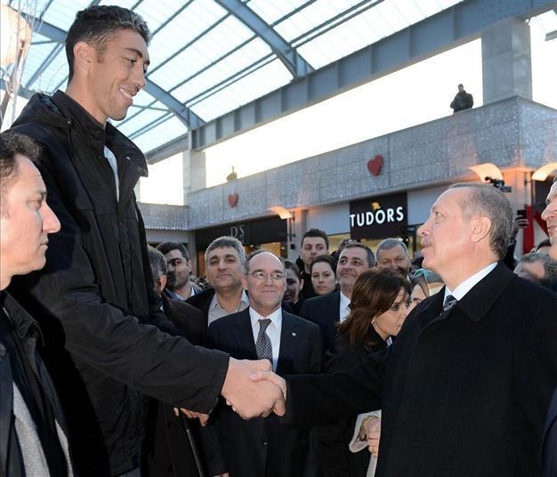 Turkish PM meets tallest man on earth