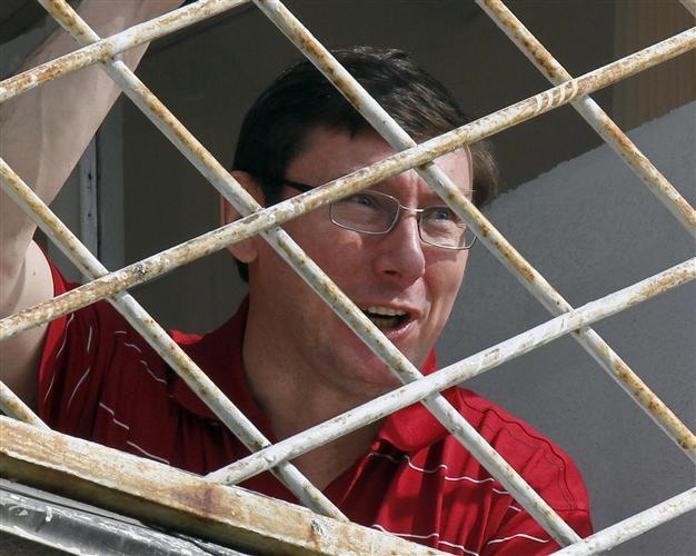 Ukraine leader pardons jailed allies of ex-PM Tymoshenko