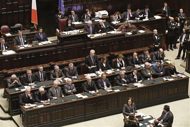 Italy to pay 40 bln euros in public debt