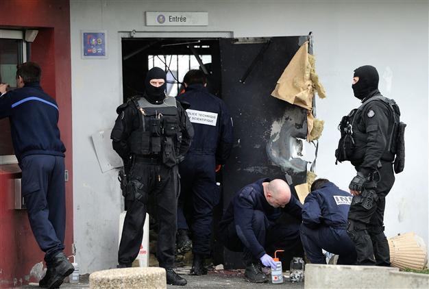 French police hunt gangster after dramatic prison break
