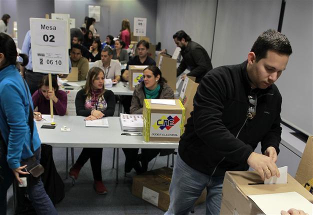 Venezuela votes to choose Chavez successor