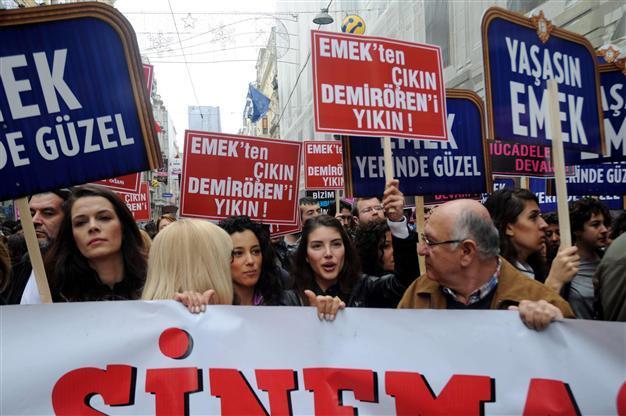 Artists, activists return to Emek Theater one week after heavy police intervention