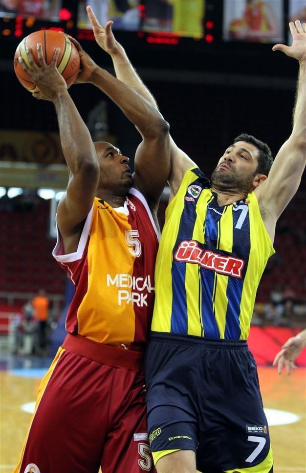 Derby moves to hardcourt as Galatasaray nets big win against Fenerbahçe