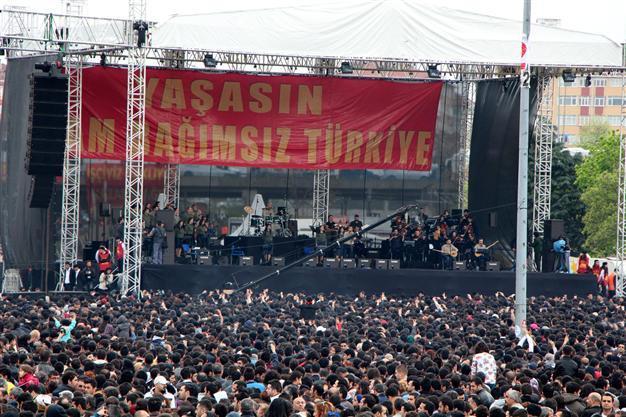 Left-wing folk band Grup Yorum attracts tens of thousands to public Istanbul concert