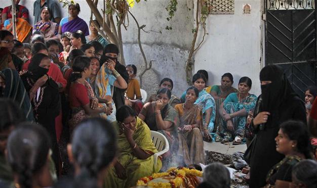 Pakistan condemns India bomb attacks