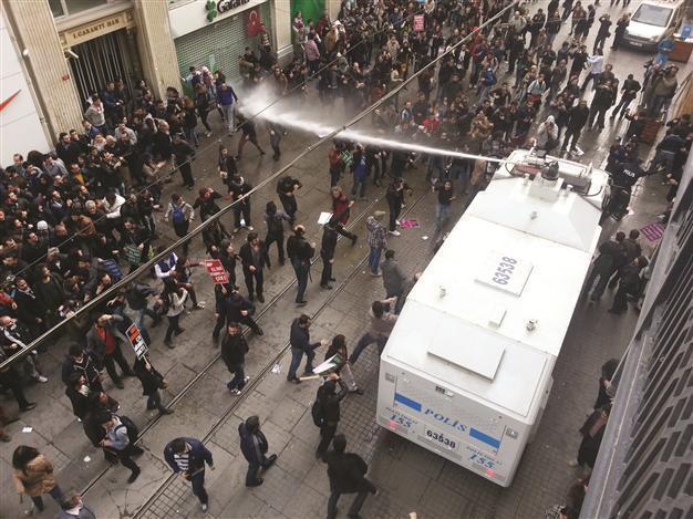 Turkish President Gül demands ‘wise’ use of police force