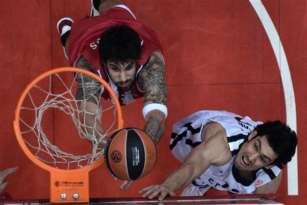 Anadolu Efes loses nail-biter to Olympiakos in Euroleague playoffs