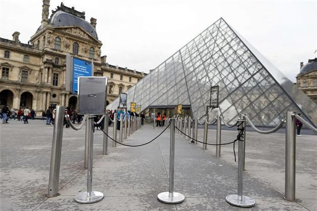 Pariss Louvre reopens after staff walkout over pickpockets