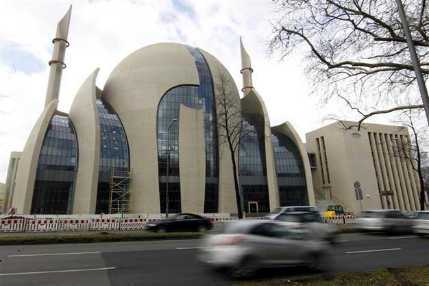 People of Turkish descent integrated in Europe, survey shows