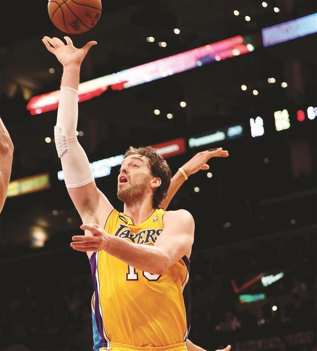 Lakers win playoff berth against Spurs