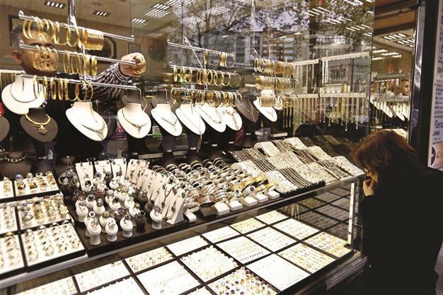 Price slump sparks rush to gold