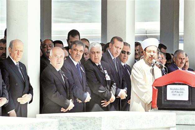 Top general Özels father laid to rest