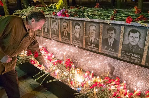 Ukraine marks Chernobyl amid efforts to secure reactor