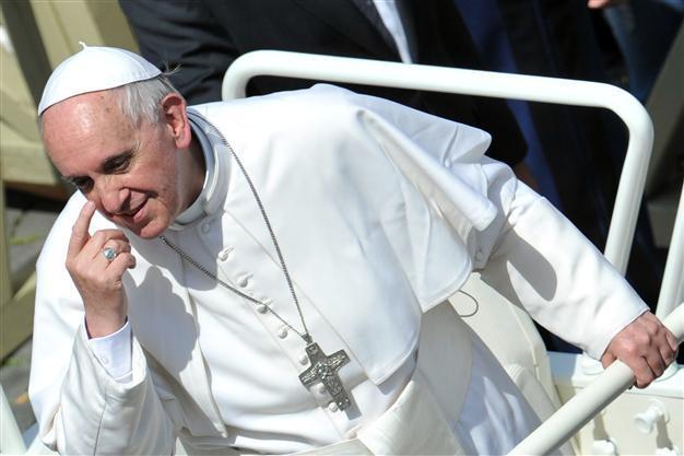 Pope accepts invite to Israel, urges to resume peace talks