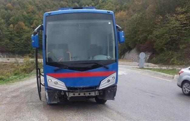 Vehicle transporting prisoners crashes, 28 wounded