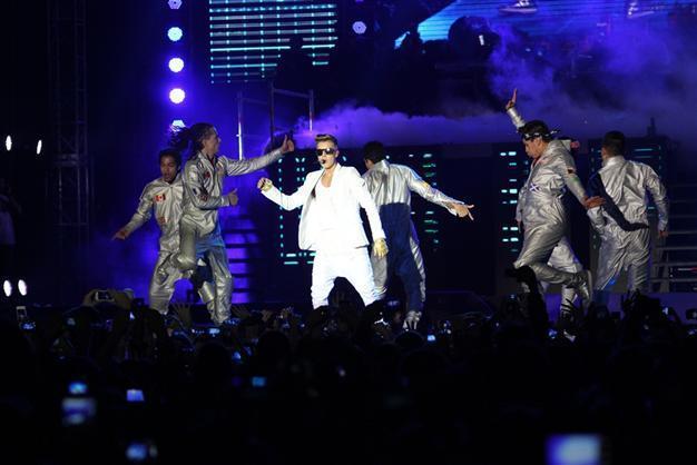 Justin Bieber abandons stage due to raining toys