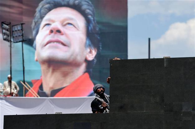 Injured Imran wont cast Pakistan vote: officials