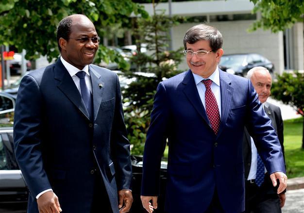 Burkinabe minister faints during press conference with Turkish FM Davutoğlu