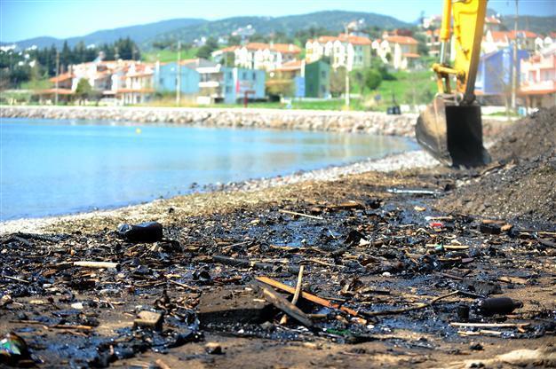 Oil residue covers blue-flag beach in Turkey
