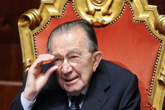 Giulio Andreotti, 7-times Italian prime minister, dies