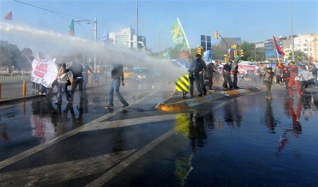 Police intervene in crowds gathered for commemoration in Istanbul