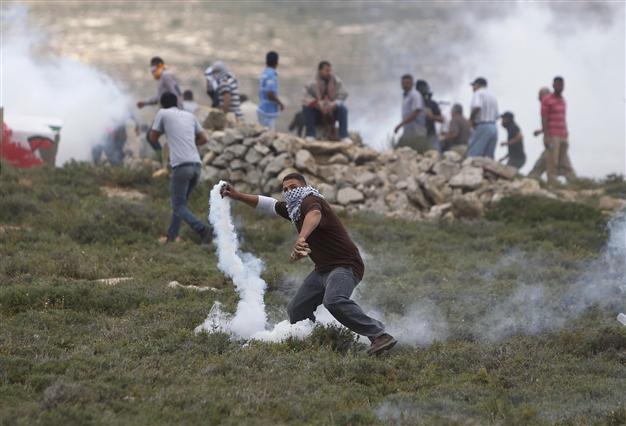 Israel PM freezes West Bank settlement tenders: report