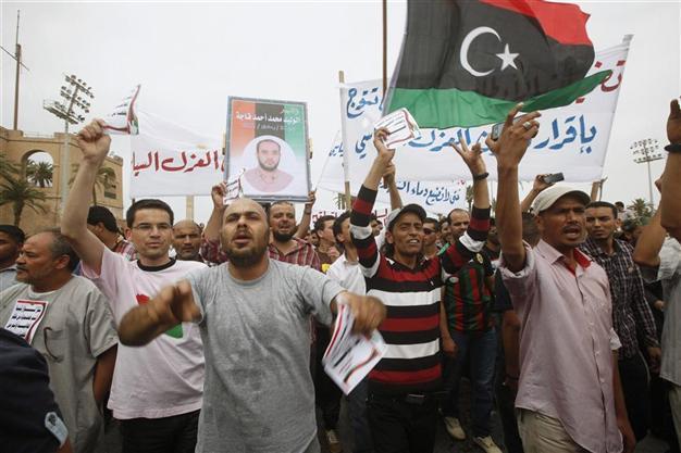 Libya defence minister quits over siege of ministries by gunmen