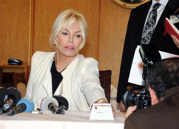 Turkeys superstar Ajda Pekkan visits Parliament to promote animal rights