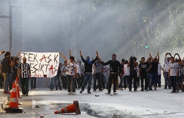 Police, Beşiktaş fans clash before last game at historic Istanbul stadium