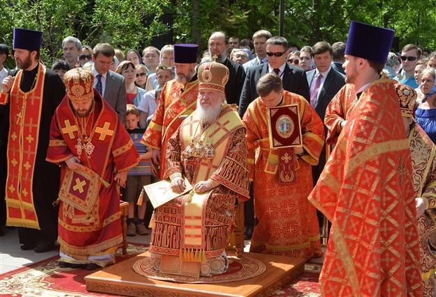 Russian patriarch holds service on China visit