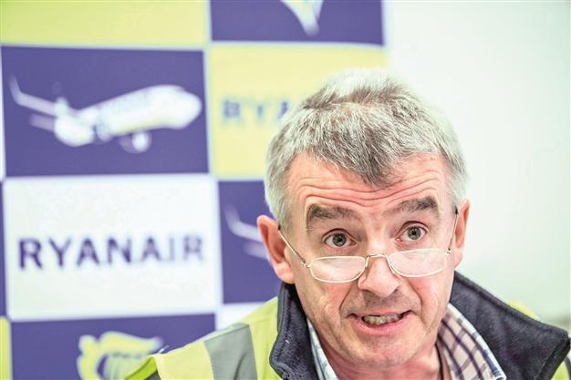 Ryanair annual earnings top forecasts