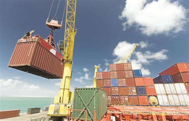 Current account gap decreases slightly