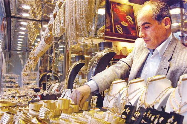 Jewelers file case against lenders over gold selling