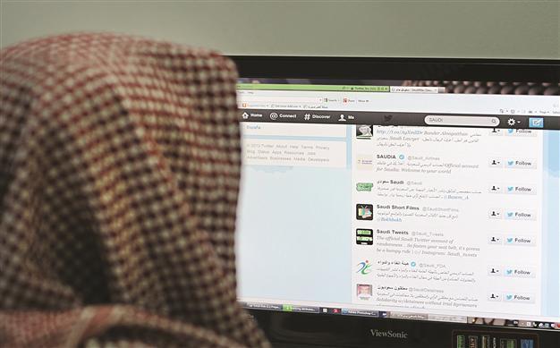 Arabs urged to use social media to fight extremism