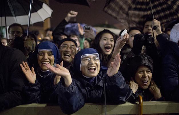 Vatican crowd shares Argentinas joy at new pope