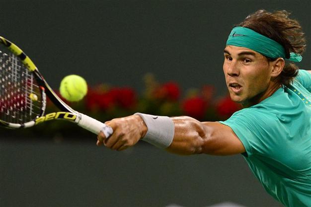 Nadal beats hurting Federer to reach semis