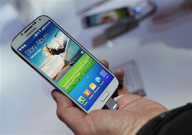 Samsung unveils new champion in smartphone war