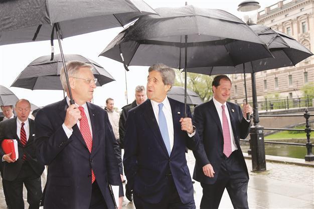 Kerry warns Syria to attend June meeting