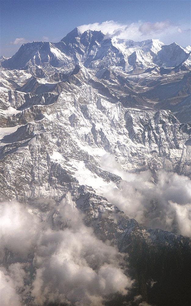Climbers die on eve of Everest anniversary
