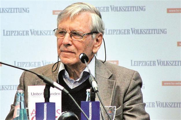 Israeli writer Amos Oz wins Kafka literary award