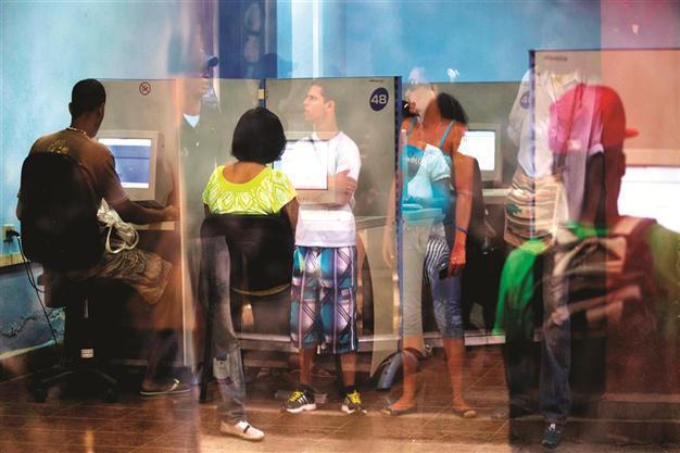 Cuba to expand public Internet access