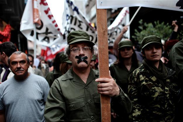 Greek teachers drop strike plans during exam period