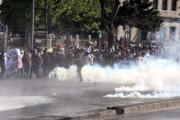 Police use tear gas on students protesting government in the aftermath of Reyhanlı blasts