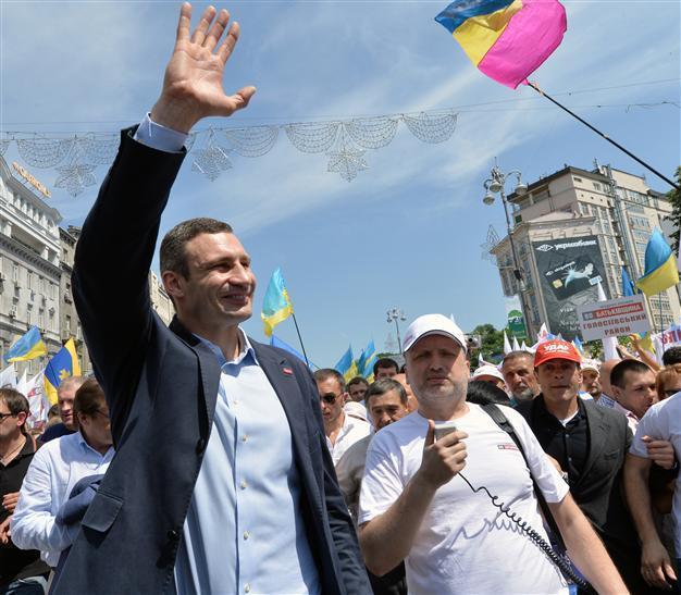 World boxing champion leads 15,000 in heavyweight rally for Yulia Tymoshenko